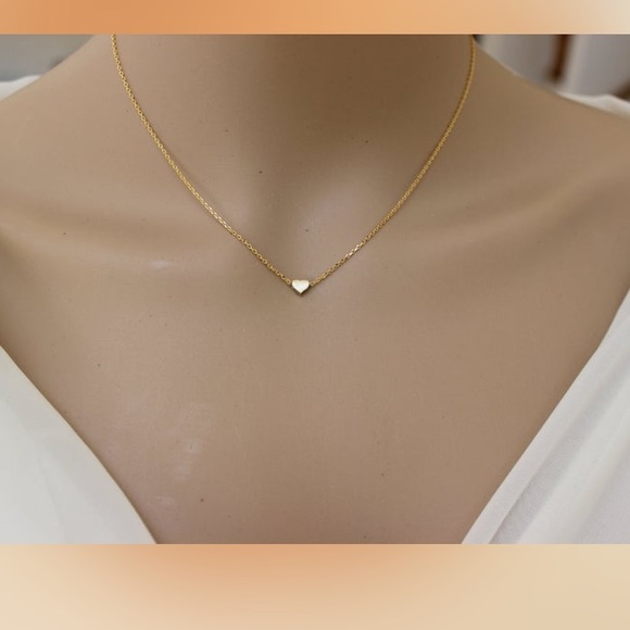 BRAND NEW tiny heart necklace - Picture 1 of 3